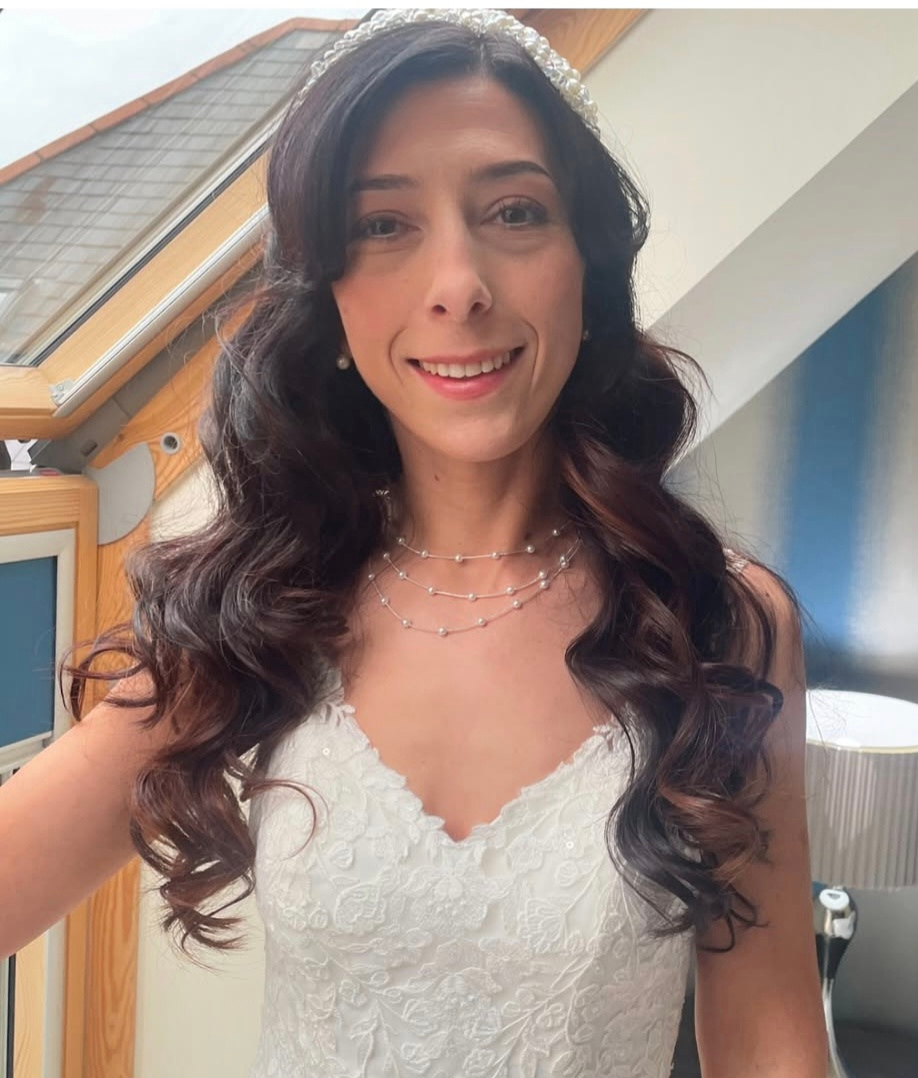 Dark hair bride with natural makeup